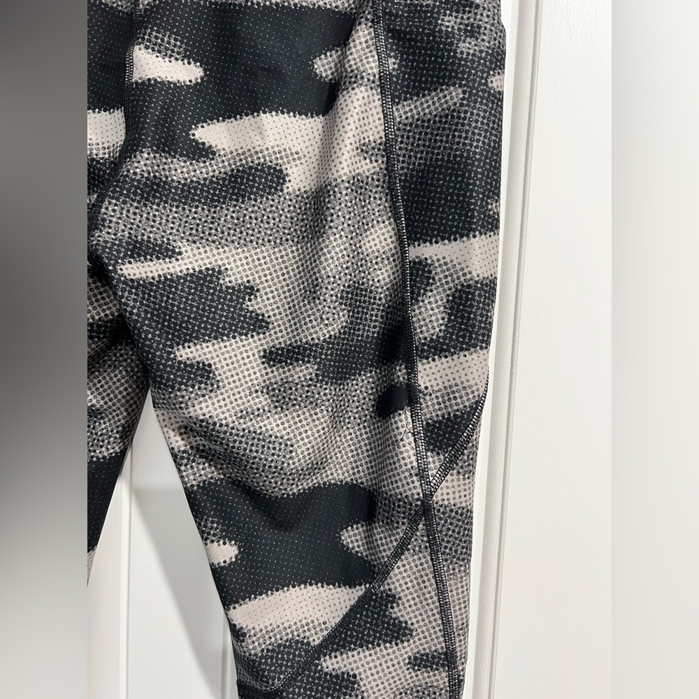 Women’s Capri leggings black white grey PXL highrise XERSION petite new NWT - Picture 3 of 8
